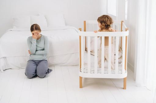 振り向き母親を見つめる子供 振り向き母親を見つめる子供 育児疲れ,疲れた,座るの写真素材