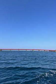 海と空を結ぶ赤い一本道 海と空を結ぶ赤い一本道 海,空,橋の写真素材
