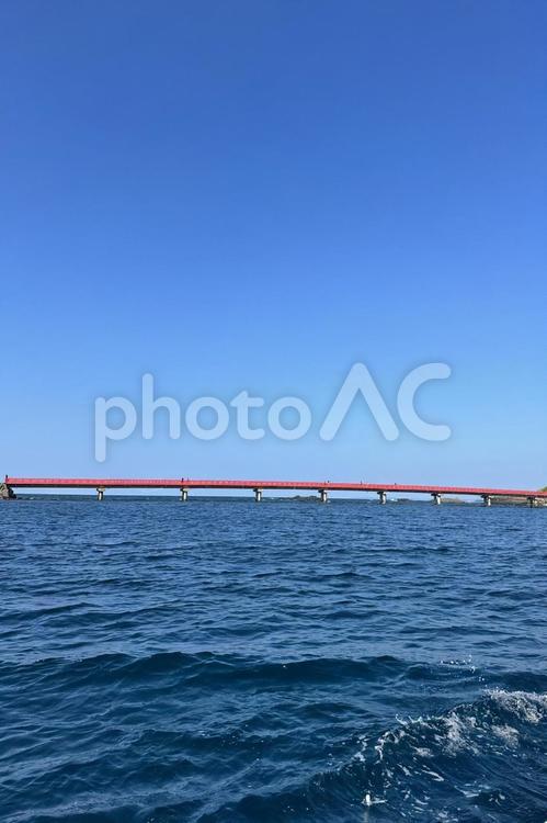 海と空を結ぶ赤い一本道 海,空,橋の写真素材