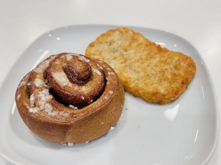 Cinnamon rolls and hash browns, bread, cinnamon roll, food, JPG
