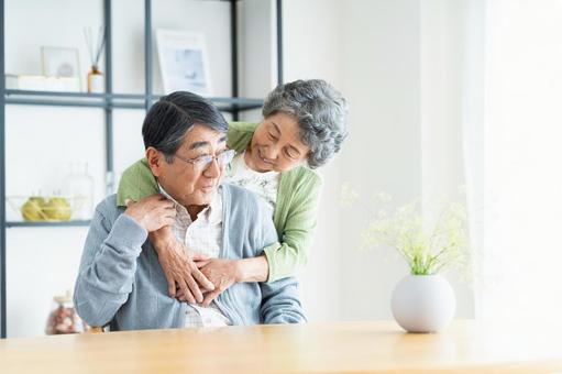 自宅でくつろぐシニアの夫婦 自宅でくつろぐシニアの夫婦 シニア,夫婦,仲良しの写真素材