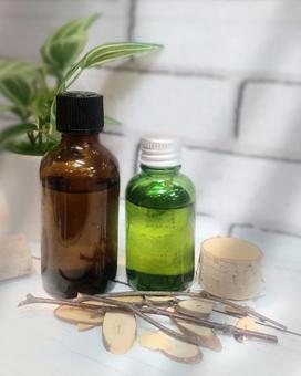 縦長 ラージサイズのアロマオイル2本  アロマ,アロマオイル,ボトルの写真素材