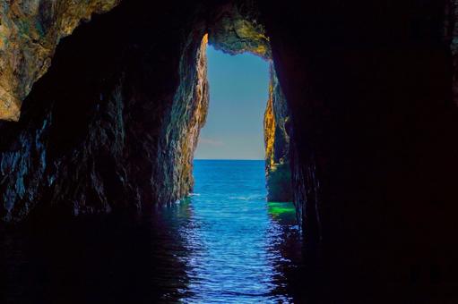 海に続く洞窟の風景 洞窟,海,岩の写真素材