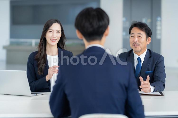 オフィスで会議をする男女のビジネスマン ビジネス,会議,オフィスの写真素材