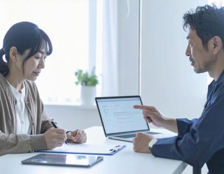 同意書にサインする患者 同意書にサインする患者の写真
