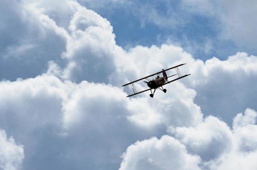 雲と複葉機 雲と複葉機の写真