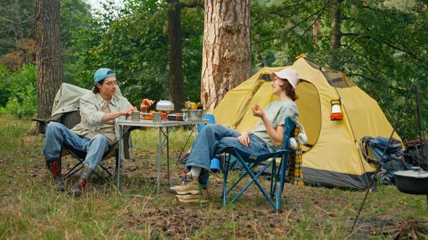 森の中でくつろぐキャンプの人々 男女,外国人,キャンプの写真素材