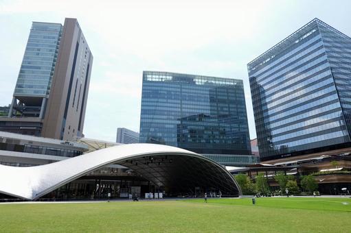 大阪駅のグラングリーン大阪とビル群 大阪駅のグラングリーン大阪とビル群の写真