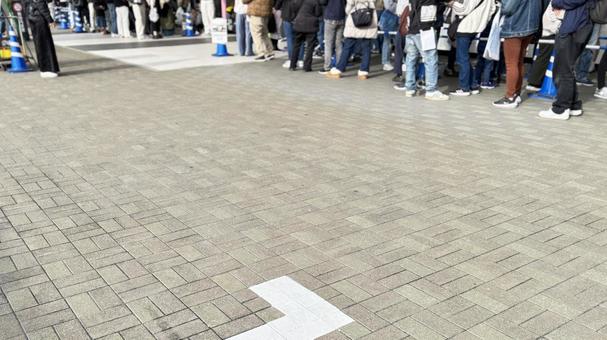 並んで待つ人々 行列,人々,バーゲンの写真素材