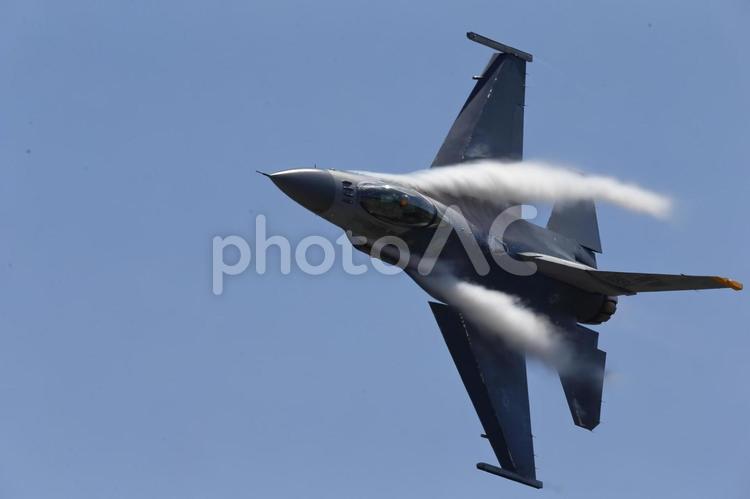 空を飛行するジェット機・飛行機写真 飛行機,ヒコーキ,ジェット機の写真素材