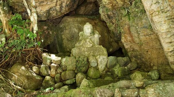 洞窟の中の石仏 洞窟の中の石仏 石仏,洞窟,仏像の写真素材