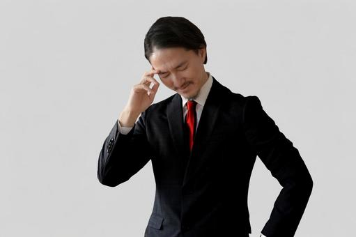 頭を抱えるビジネスマン 人物,ビジネスマン,男性の写真素材