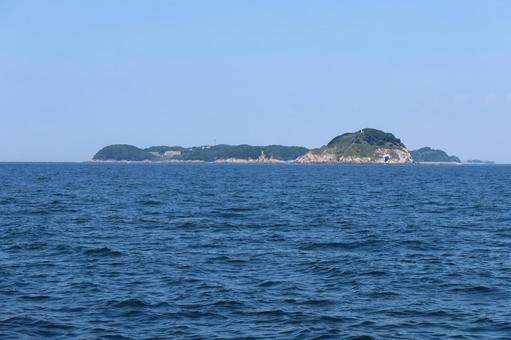 三河湾の船上から望む篠島 三河湾の船上から望む篠島の写真