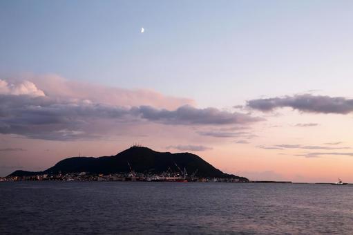 美しい函館山とピンク色の夕焼け 夕焼け,海,風景の写真素材