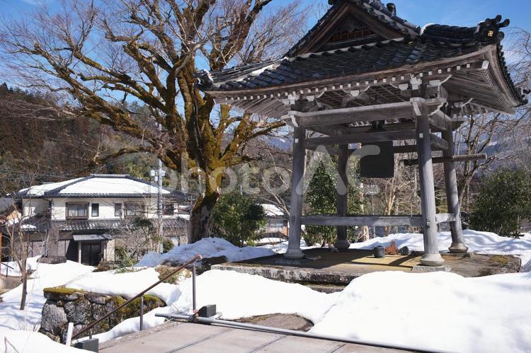 残雪の但馬集落 残雪,雪景色,安養寺の写真素材