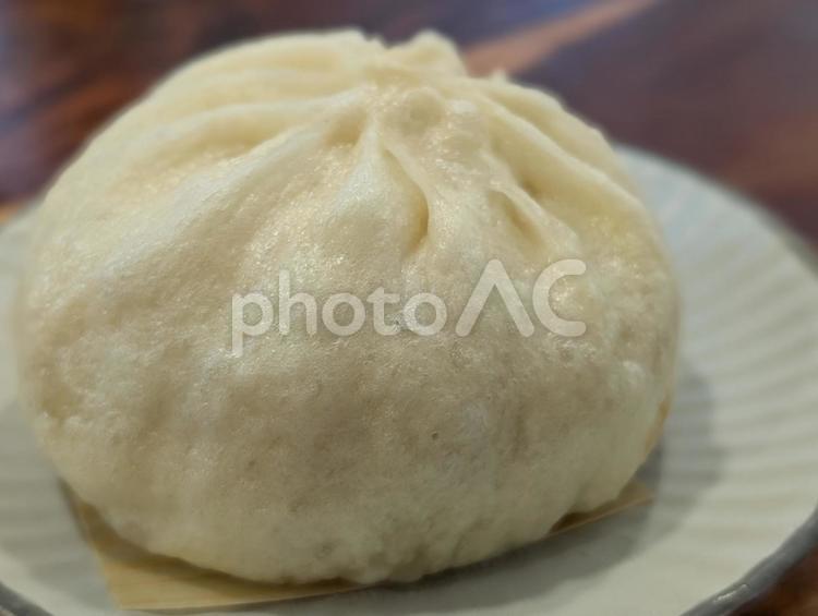 皿の上の肉まん 肉まん,豚まん,ぶたまんの写真素材
