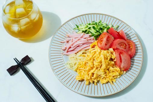 冷し中華のある食卓 冷し中華のある食卓の写真