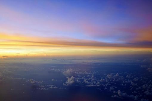 飛行機の窓から眺める夕焼け空 飛行機の窓から眺める夕焼け空 飛行機,窓,景色の写真素材