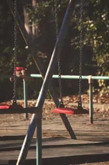 ブランコ ブランコ,公園,赤の写真素材