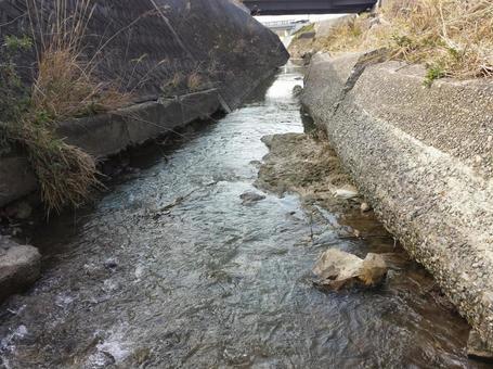 崩壊した護岸と小川 崩壊した護岸と小川の写真
