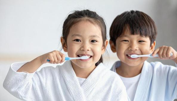 お泊り保育で一緒に歯磨きをする園児たちの写真