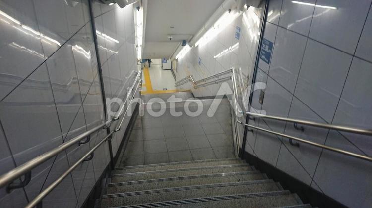 地下へ下りる階段　駅　地下鉄　地下街 地下鉄,地下街,駅の写真素材