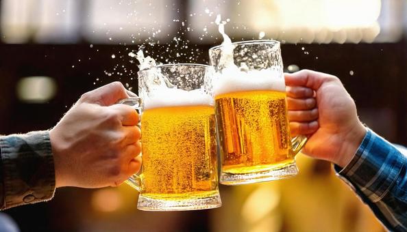 ビールジョッキで乾杯する2人の男性の手元 ビールジョッキで乾杯する2人の男性の手元の写真