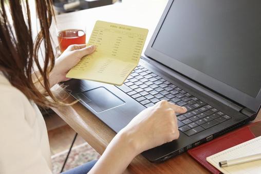 銀行の取引履歴をPCで管理する女性 銀行の取引履歴をPCで管理する女性 通帳,銀行預金,ネットバンキングの写真素材