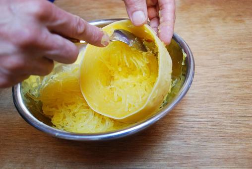 茹でた金糸瓜の中身をかき出す手元 そうめんカボチャ,野菜,南瓜の写真素材