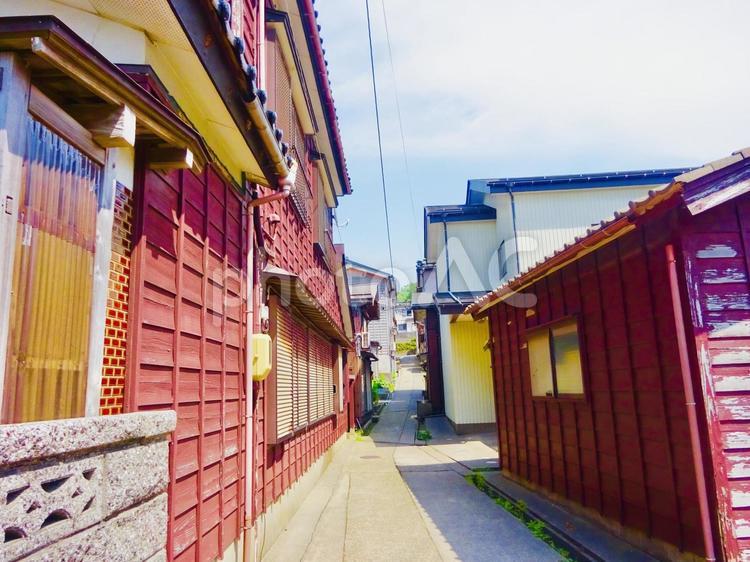 寺泊のレトロな住宅街 寺泊,住宅街,青空の写真素材