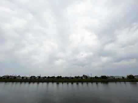 曇り空と公園の池 曇り空と公園の池の写真