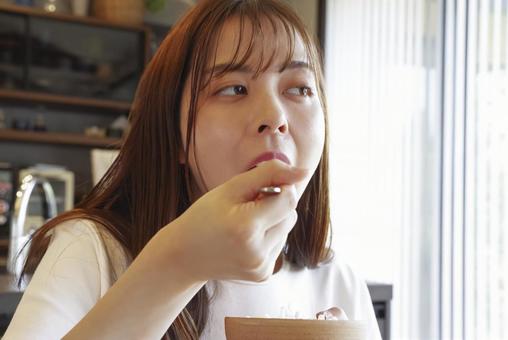 彩り豊かなサラダを食べる女性 彩り豊かなサラダを食べる女性 サラダ,野菜,新鮮の写真素材
