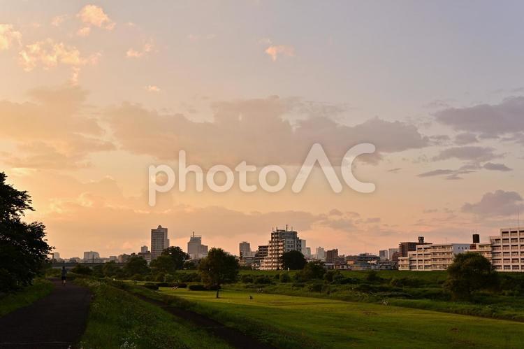 宮城県仙台市　広瀬川河川敷からの風景 夕焼け,夕方,広瀬川八本松緑地の写真素材