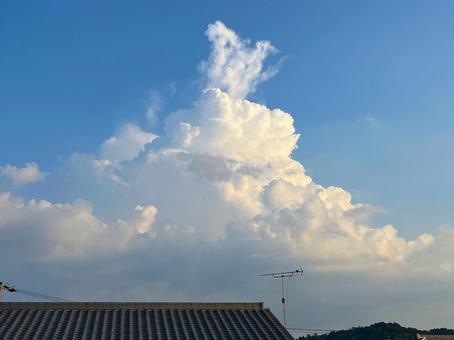 夕陽を浴びる入道雲 夕陽を浴びる入道雲の写真