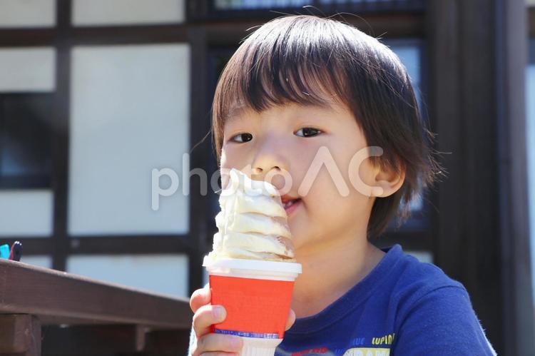 アイスを食べる子供 子供,食べる,アイスの写真素材