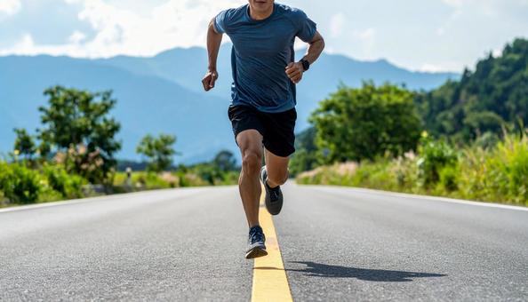 全速力で走る日本人男性 全速力で走る日本人男性の写真