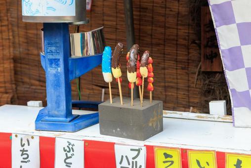 屋台のチョコバナナとイチゴ 屋台のチョコバナナとイチゴの写真