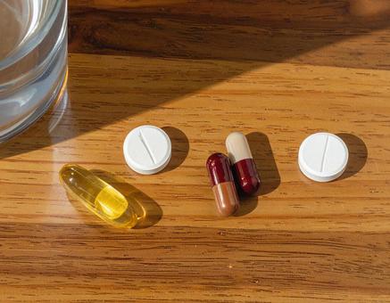 テーブルに並べられた薬の錠剤 テーブルに並べられた薬の錠剤の写真