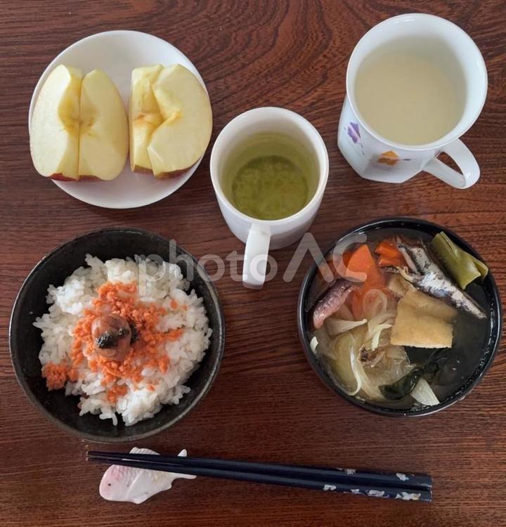 ご飯に鮭フレークとかつお梅などの朝食 朝食,あきたこまち,七分突きの写真素材