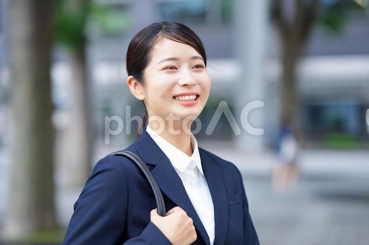 街路地で遠くを見ている女性 女性,人物,大学生の写真素材