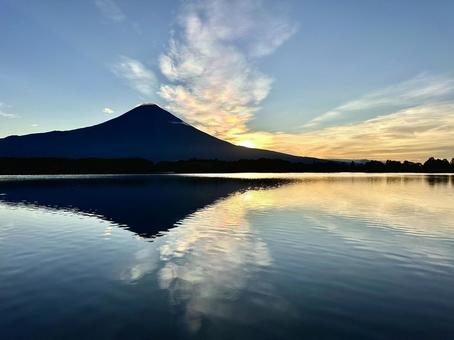田貫湖から見る朝の雲と富士山 田貫湖から見る朝の雲と富士山 富士山,彩雲,雲の写真素材