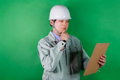 作業服の男性点検中 作業服の男性点検中 作業服,男性,ヘルメットの写真素材