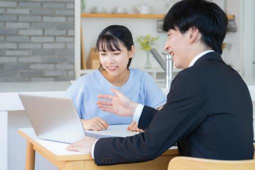 リビングで女性と商談をするビジネスマン リビングで女性と商談をするビジネスマン 営業,金融,保険の写真素材