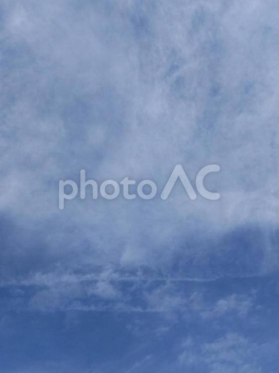 霧のような雲がかかっている青空 霧雲,雲,空の写真素材