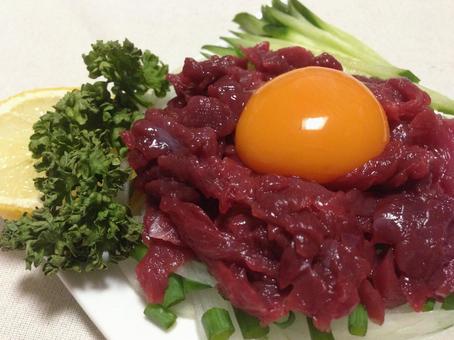 馬肉ユッケと新鮮な卵黄（馬刺し・生肉 桜ユッケ,馬肉,馬刺しの写真素材