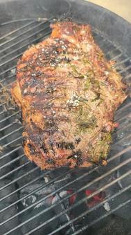 表面がカリカリに焼けた肉 バーベキュー,煙,夏の写真素材