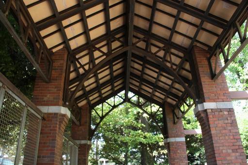 レンガの建物と鉄骨@馬橋公園 レンガの建物と鉄骨@馬橋公園の写真