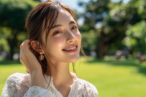 夏の光と若い女性 夏の光と若い女性の写真