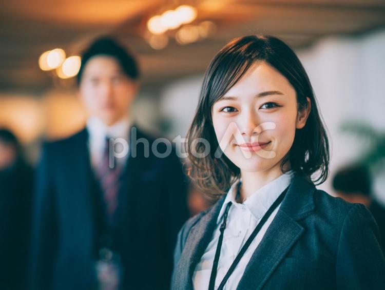 カメラ目線のスーツの女性 女性,スーツ,ビジネスの写真素材