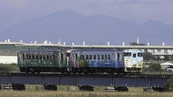 勇払鉄橋を行くキハ40海の恵みと花の恵み 勇払鉄橋を行くキハ40海の恵みと花の恵みの写真